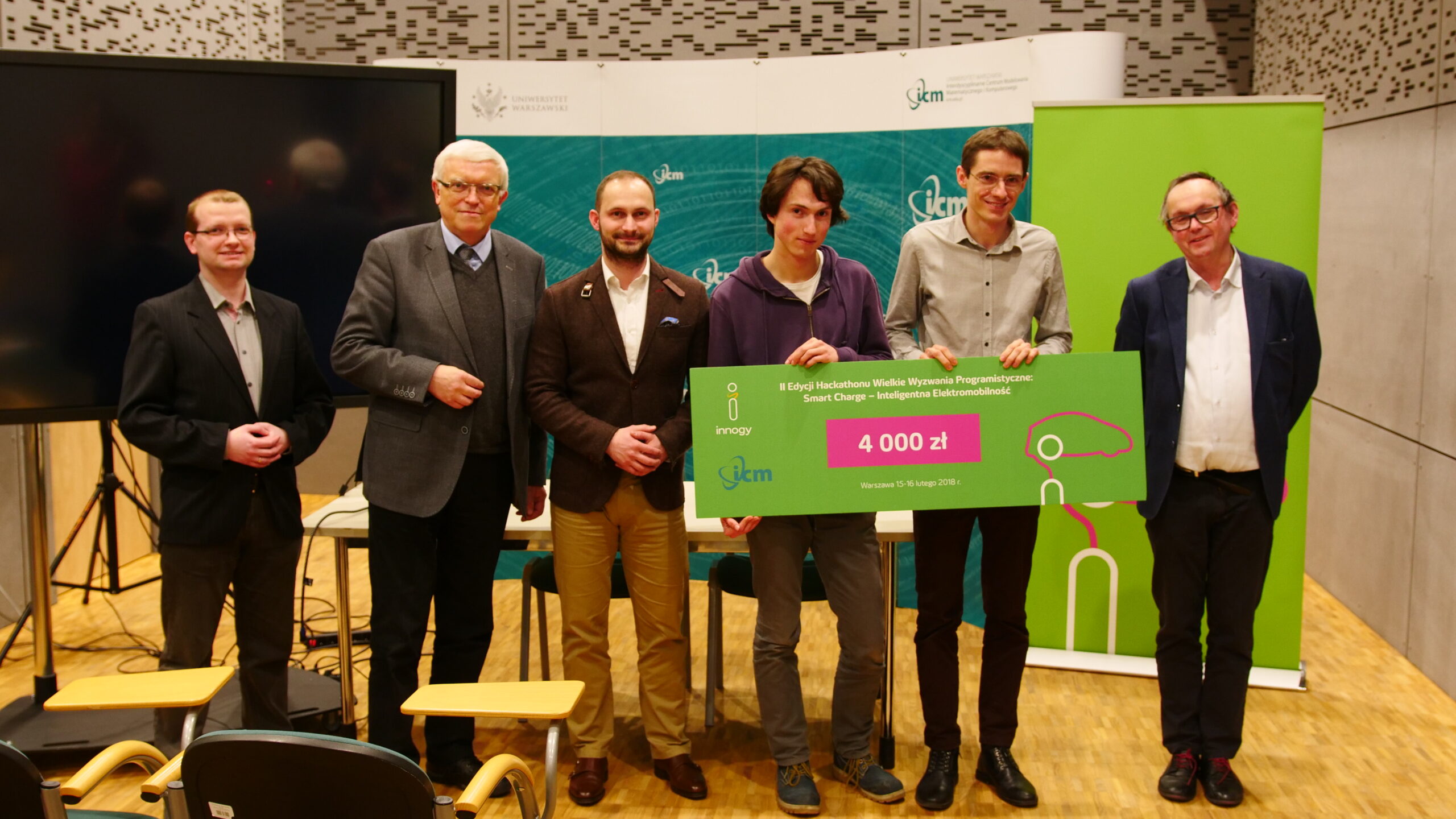 Zdjęcie zwycięzców hackathonu ICM Smart Charge - Inteligentna elektromobilność